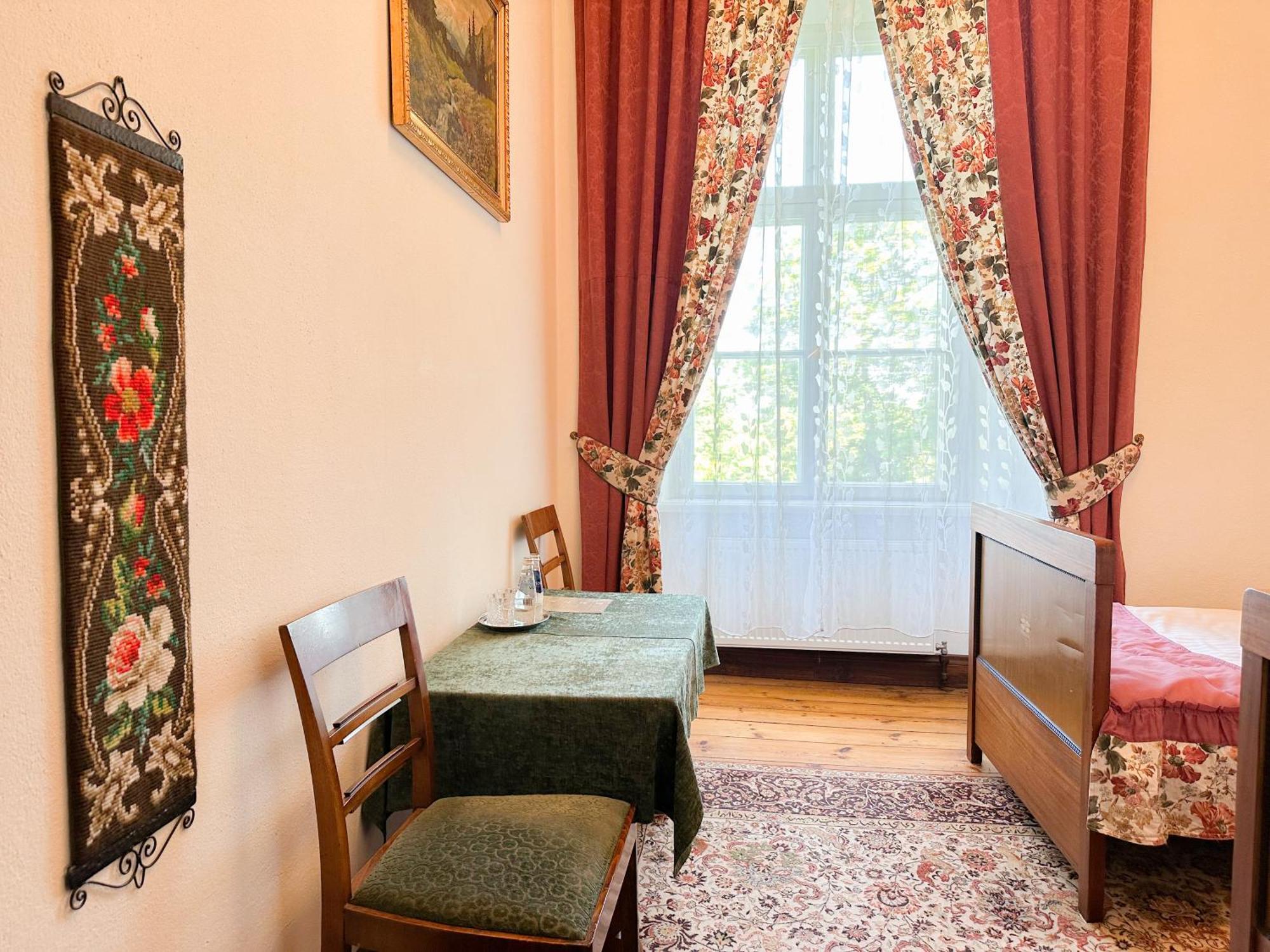Edoles Pils Hotel Szoba fotó